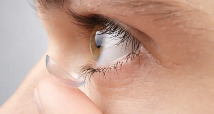 Comparação entre lentes de contato e óculos na Clínica Provida