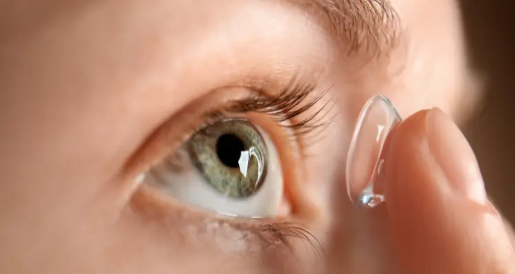 Teste de lentes de contato na Clínica Provida Betim