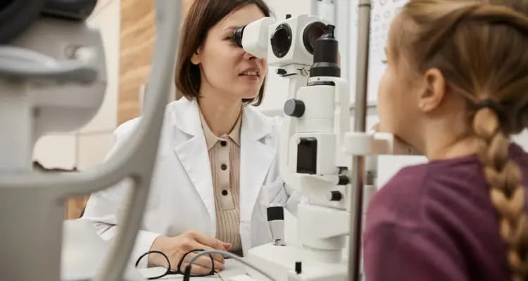 Exame de oftalmologia infantil com médico especializado na Clínica Pro Vida em Betim