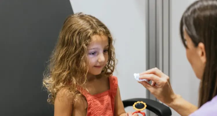 Atendimento especializado em oftalmologia infantil na Clínica Provida em Betim